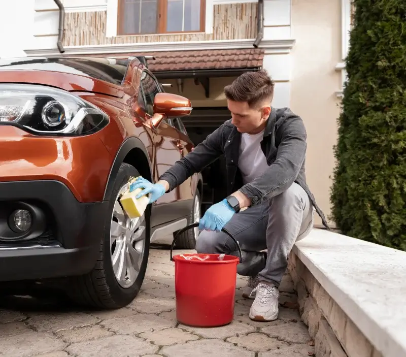 Lavage auto à domicile Le Buret : professionnel intervenant sur un véhicule